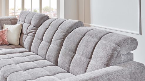 Ecksofa KAWOO aus Stoff in Hellgrau KAWOO Serie 8334 - Ecksofa platingraue Chenille GFS 49 & schwarze Holzfüße H61-250 - Stellfläche ca. 214 x 299 cm