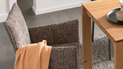 Vierfußstuhl Bert plantagie aus Stoff in Hellbraun Armlehnstuhl Blaze sepiafarbener Webstoff Coco 176 & anthrazitfarbene Metallfüße