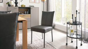 Vierfußstuhl Bert plantagie aus Stoff in Anthrazit Polsterstuhl Blaze anthrazitfarbener Stoffbezug Bull 67 & anthrazitfarbene Metallfüße