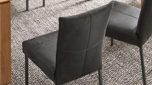 Vierfußstuhl Bert plantagie aus Stoff in Anthrazit Polsterstuhl Blaze anthrazitfarbener Stoffbezug Bull 67 & anthrazitfarbene Metallfüße