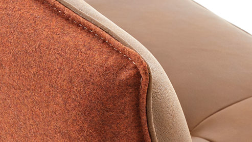 Polsterstuhl Koinor aus Leder in Braun KOINOR Dining System - Armlehnstuhl muskatfarbenes Leder India & cognacfarbener Loden 39