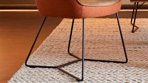 Polsterstuhl Koinor aus Leder in Braun KOINOR Dining System - Armlehnstuhl muskatfarbenes Leder India & cognacfarbener Loden 39