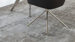 Vierfußstuhl Koinor aus Leder in Schwarz KOINOR Dining System - drehbarer Armlehnstuhl krähenfarbenes Leder Classic & Edelstahl