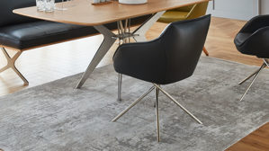 Vierfußstuhl Koinor aus Leder in Schwarz KOINOR Dining System - drehbarer Armlehnstuhl krähenfarbenes Leder Classic & Edelstahl