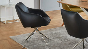 Vierfußstuhl Koinor aus Leder in Schwarz KOINOR Dining System - drehbarer Armlehnstuhl krähenfarbenes Leder Classic & Edelstahl
