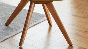 Vierfußstuhl Koinor aus Leder in Grün KOINOR Dining System - drehbarer Armlehnstuhl avocadofarbenes Leder Classic & Wildeiche