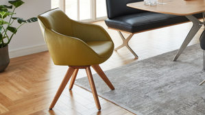 Vierfußstuhl Koinor aus Leder in Grün KOINOR Dining System - drehbarer Armlehnstuhl avocadofarbenes Leder Classic & Wildeiche