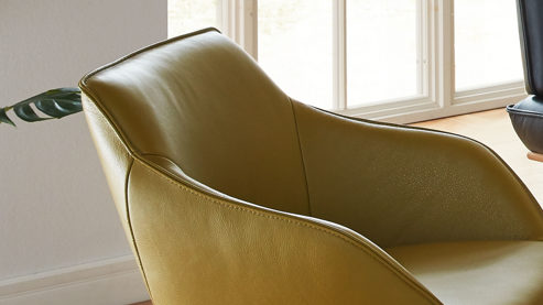 Vierfußstuhl Koinor aus Leder in Grün KOINOR Dining System - drehbarer Armlehnstuhl avocadofarbenes Leder Classic & Wildeiche