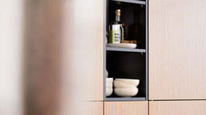 Einbauküche Interliving aus Holz in Holzfarben Interliving Küche Serie 3075 mit AEG-Einbaugeräten Stripe Wood Crema & Weiß – zweizeilig