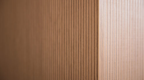 Einbauküche Interliving aus Holz in Holzfarben Interliving Küche Serie 3075 mit AEG-Einbaugeräten Stripe Wood Crema & Weiß – zweizeilig