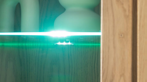 Vitrine Mca direkt aus Holz in Holzfarben Wohnprogramm Silias - Vitrine Wildeiche - eine Glas- und eine Holztür, links, Höhe ca. 199 cm