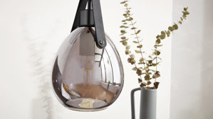 Pendelleuchte Interliving aus Glas in Grau Interliving Leuchten Serie 9332 - Hängeleuchte Rauchglas & Mattschwarz – Durchmesser ca. 15 cm