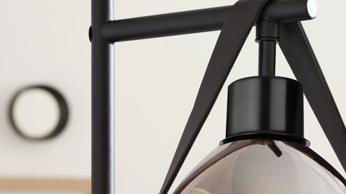 Tischleuchte Interliving aus Glas in Grau Interliving Leuchten Serie 9332 - Tischleuchte Rauchglas & Mattschwarz – Höhe ca. 52 cm