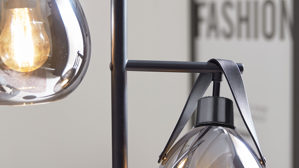 Stehleuchte Interliving aus Glas in Grau Interliving Leuchten Serie 9332 - Stehleuchte Rauchglas & Mattschwarz – Höhe ca. 143 cm