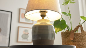 Tischleuchte Interliving aus Keramik in Grau Interliving Leuchten Serie 9346 - Tischlampe graue Keramik – Höhe ca. 37 cm