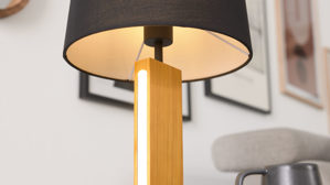 Tischleuchte Interliving aus Holz in Holzfarben Interliving Leuchten Serie 9349 - Tischlampe Holz & schwarzer Stoff – Höhe ca. 50 cm