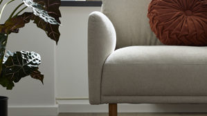 Bigsofa Roomio® aus Stoff in Weiß Roomio® No. 4104 - Bigsofa naturfarbener Strukturbezug Yelda & Holzfüße 1103 HFEG - Länge ca. 212 cm