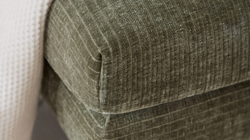 Ecksofa Roomio® aus Stoff in Grün Roomio® No. 4105 - Ecksofa schildkrötenfarbener Bezug Monty & schwarze Kufenfüße 256 MK - Stellfläche ca. 221 x 278 cm