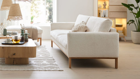 Zweisitzer Roomio® aus Stoff in Weiß Roomio® No. 4105 - Zweisitzer weißer Stoffbezug Shaun & Holzfüße 1118 HREG - Länge ca. 168 cm