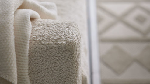 Zweisitzer Roomio® aus Stoff in Weiß Roomio® No. 4105 - Zweisitzer weißer Stoffbezug Shaun & Holzfüße 1118 HREG - Länge ca. 168 cm