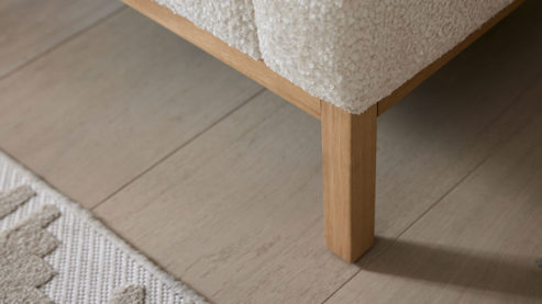 Polsterhocker Roomio® aus Stoff in Weiß Roomio® No. 4105 - XXL-Polsterhocker weißer Stoffbezug Shaun & Holzfüße 1118 HREG