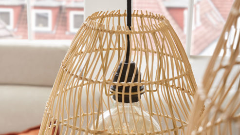 Pendelleuchte Roomio® aus Holz in Holzfarben Roomio® Hängeleuchte No. 9805 Rattan & schwarzes Metall - Durchmesser ca. 33 cm