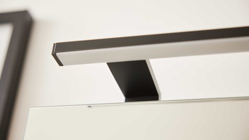 Aufbauleuchte Interliving aus Metall in Schwarz Interliving Bad Serie 3702 - Aufsatzlampe 7751 Mattschwarz - Länge ca. 90 cm