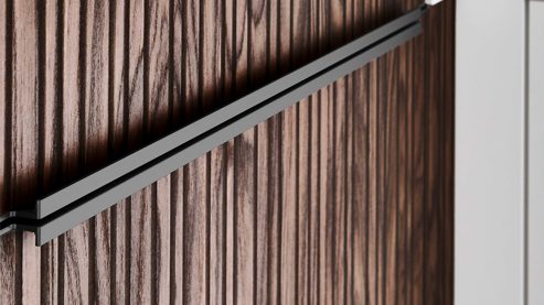 Einbauküche Nolte® küchen aus Holz in Holzfarben nolte® Einbauküche Manhattan mit Constructa Einbaugeräten Stripe Wood Choco & weiß - dreizeilig