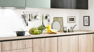 Einbauküche Pino aus Holz in Holzfarben pino Einbauküche inklusive Einbaugeräte Tanne Clay & Verde - zweizeilig