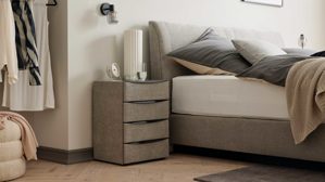 Nachtkommode Interliving aus Holz in Grau Interliving Boxspringbett Serie 1401 – Nachtkommode 64 silberfarbener Stoffbezug Rob 533006 – vier Schubladen