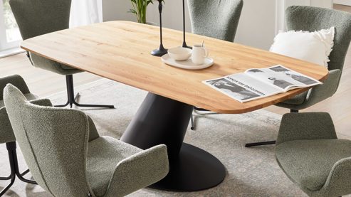 Esstisch Interliving aus Holz in Holzfarben Interliving Esszimmer Serie 5121 – Essgruppe mit sechs Stühlen Charakter-Eiche, thymianfarbener Bouclé Alpine  & schwarzes Metall – ca. 200 x 100 cm