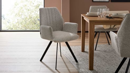 Polsterstuhl Interliving aus Stoff in Weiß Interliving Esszimmer Serie 5102 – Armlehnstuhl V322 leinenfarbener Jacquard Lodge L07 & schwarzes Eisen