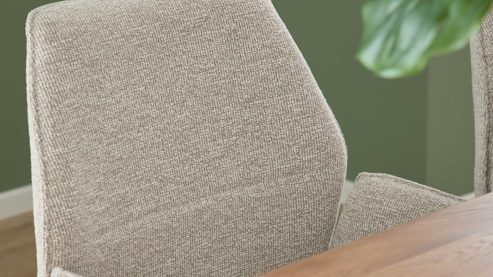 Polsterstuhl Interliving aus Stoff in Weiß Interliving Esszimmer Serie 5102 – Armlehnstuhl U322 mit Drehfunktion leinenfarbener Jacquard Lodge L07 & schwarzes Eisen