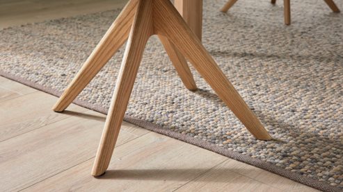 Polsterstuhl Interliving aus Stoff in Weiß Interliving Esszimmer Serie 5102 – Armlehnstuhl V512 Eiche bianco & leinenfarbener Jacquard Lodge L07