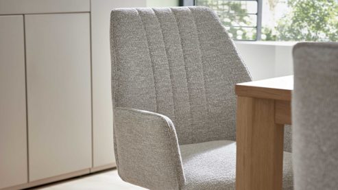 Polsterstuhl Interliving aus Stoff in Weiß Interliving Esszimmer Serie 5102 – Armlehnstuhl V512 Eiche bianco & leinenfarbener Jacquard Lodge L07