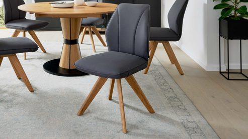 Polsterstuhl Interliving aus Stoff in Dunkelgrau Interliving Esszimmer Serie 5102 – Polsterstuhl U131 mit Drehfunktion graphitfarbene Mikrofaser Atlantis & Wildeiche