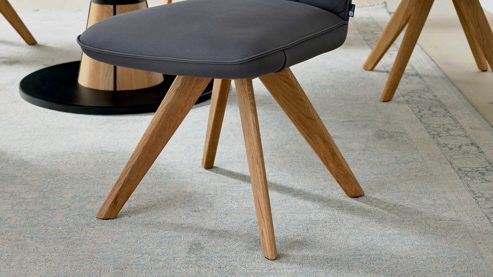 Polsterstuhl Interliving aus Stoff in Dunkelgrau Interliving Esszimmer Serie 5102 – Polsterstuhl U131 mit Drehfunktion graphitfarbene Mikrofaser Atlantis & Wildeiche