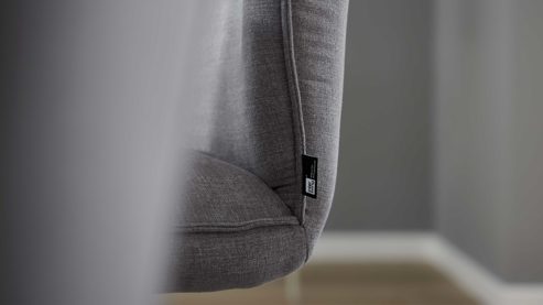 Polsterstuhl Interliving aus Stoff in Grau Interliving Esszimmer Serie 5102 – Polsterstuhl U321 mit Drehfunktion kieselfarbener Webstoff Tirol & schwarzes Eisen