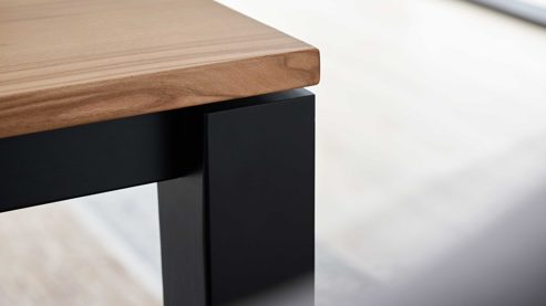 Auszugtisch Interliving aus Holz in Schwarz Interliving Esszimmer Serie 5102 – Auszugtisch V933 Kernbuche & Mattschwarz - ca. 140 - 240 x 90 cm