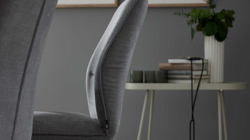 Polsterstuhl Interliving aus Stoff in Grau Interliving Esszimmer Serie 5102 – Polsterstuhl U321 mit Drehfunktion kieselfarbener Webstoff Tirol & schwarzes Eisen