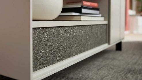 Couchtisch Interliving aus Holz in Weiß Interliving Wohnzimmer Serie 2030 PLUS - Couchtisch Sahara Creme & Granitfurnier - zwei Türen, eine Schublade, ca. 110 x 60 cm