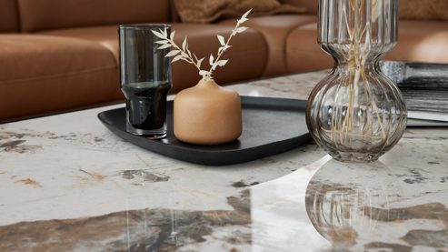 Couchtisch Interliving aus Keramik in Weiß Interliving Couchtisch Serie 6229 marmorfarbene Keramik Calcatta & schwarzer Stahl - ca. 140 x 80 cm