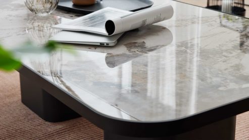 Couchtisch Interliving aus Keramik in Weiß Interliving Couchtisch Serie 6229 marmorfarbene Keramik Calcatta & schwarzer Stahl - ca. 140 x 80 cm