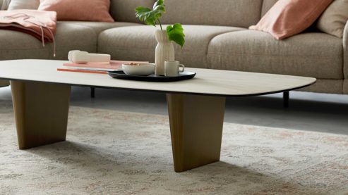 Couchtisch Interliving aus Keramik in Weiß Interliving Couchtisch Serie 6227 travertinfarbene Keramik & bronzefarbener Stahl - ca. 140 x 70 cm