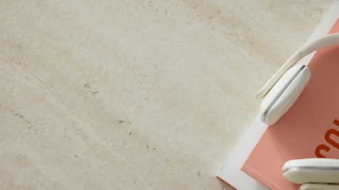 Couchtisch Interliving aus Keramik in Weiß Interliving Couchtisch Serie 6227 travertinfarbene Keramik & bronzefarbener Stahl - ca. 140 x 70 cm