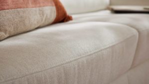 Schlafsofa Interliving aus Stoff in Weiß Interliving Schlafsofa Serie 4700 - Schlafsofa naturweißes Flachgewebe Cyber & schwarze Aluminiumfüße - Breite ca. 208 cm