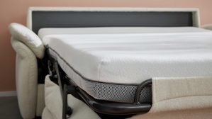 Schlafsofa Interliving aus Stoff in Weiß Interliving Schlafsofa Serie 4700 - Schlafsofa naturweißes Flachgewebe Cyber & schwarze Aluminiumfüße - Breite ca. 208 cm