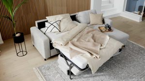 Ecksofa Interliving aus Stoff in Hellgrau Interliving Schlafsofa Serie 4700 - Ecksofa mit Schlaffunktion silberfarbener Bezug Toni & schwarze Metallfüße - Stellfläche ca. 270 x 190 cm