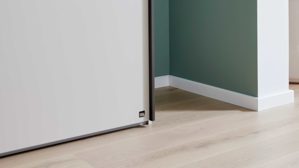 Kleiderschrank Interliving aus Holz in Holzfarben Interliving Kleiderschrank Serie 1205 – Schwebetürenschrank P68 Champagner & Bianco Eiche – drei Türen, Breite ca. 300 cm