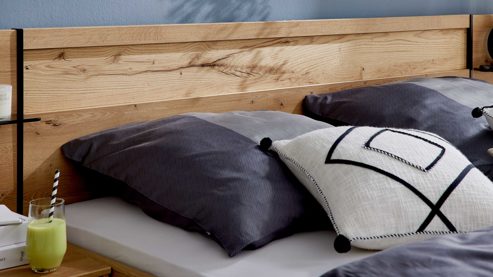 Bettgestell Interliving aus Holz in Holzfarben Interliving Schlafzimmer Serie 1034 – Bettgestell Bianco Eiche & Schwarz - Liegefläche ca. 180 x 200 cm